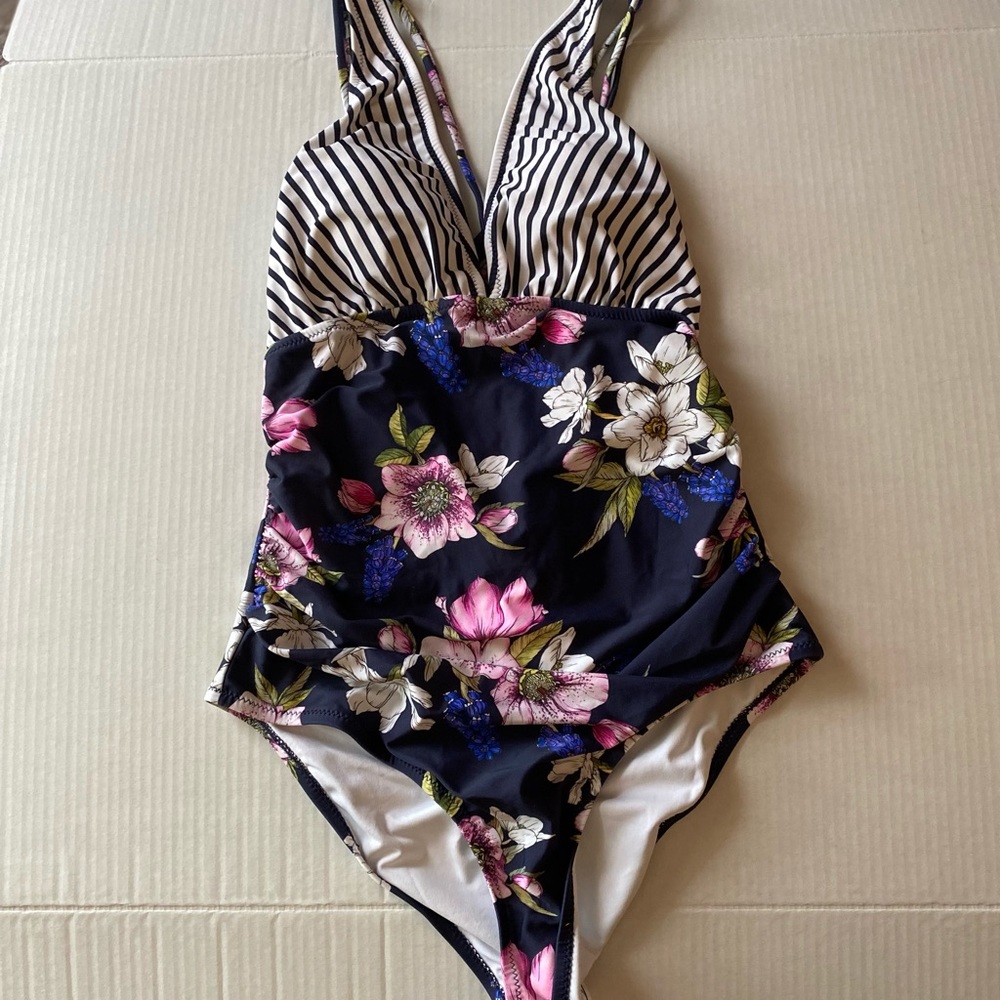 Cupshe Ladies Swimsuit Size Medium New With Tags